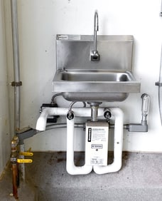 ADVANCE TABCO STAINLESS STEEL HANDS-FREE SINK