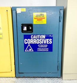 GLOBAL INDUSTRIAL FLAMMABLE SAFETY STORAGE CABINET