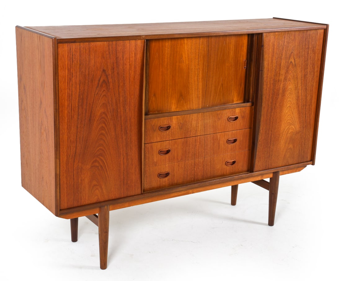 DANISH TEAK SIDEBOARD W/ DRYBAR C. 1960S