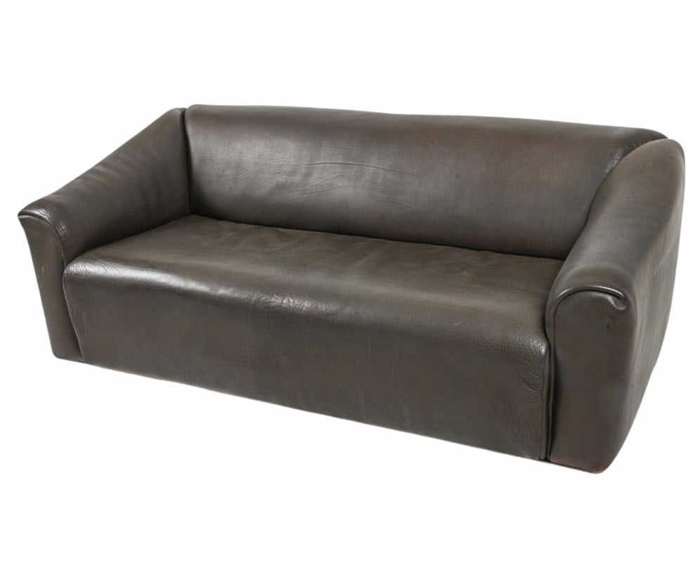 DE SEDE DS-47 BUFFALO LEATHER SOFA C. 1970'S: This is a luxurious black leather De Sede DS-47 sofa, designed and manufactured in the 1970s. This iconic design transcends trends, offering timeless style and unparalleled comfort. Crafted in Switzer