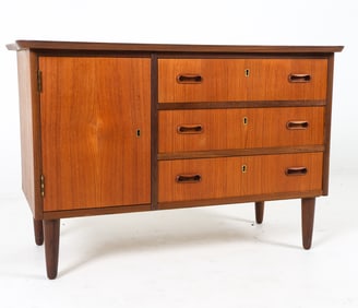 ARNE VODDER STYLE TEAK CHEST OF DRAWERS C. 1960S