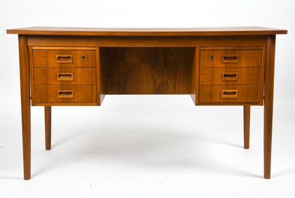 ATTR. ARNE VODDER VI-MA MOBLER DANISH TEAK DESK