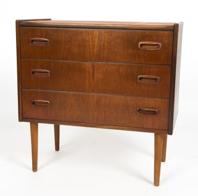 MANNER OF ARNE VODDER DANISH TEAK CHEST OF DRAWERS
