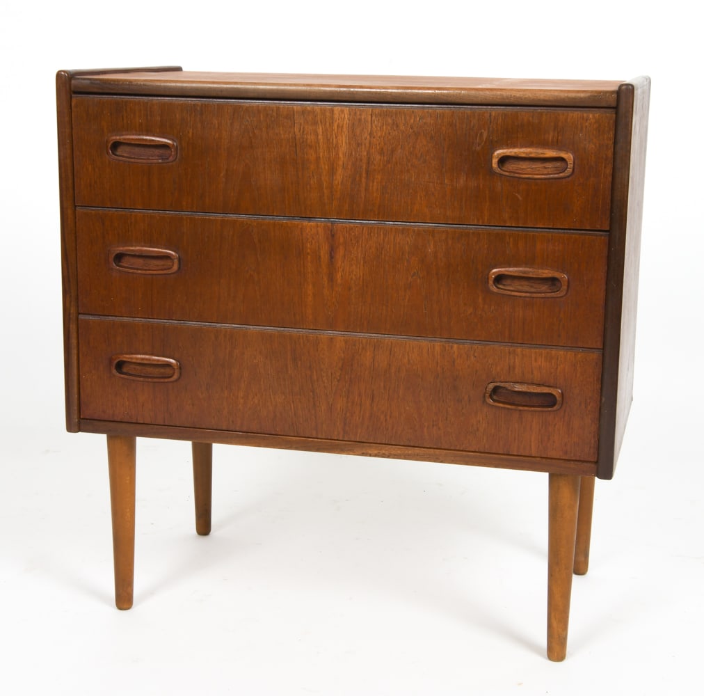 MANNER OF ARNE VODDER DANISH TEAK CHEST OF DRAWERS: Teak chest of drawers with recessed handles and tapered legs in the manner of Arne Vodder, Denmark, circa 1960s. Dimensions: H 24.5" x W 24.25" x D 13.75" Condition: Wear consistent with age and use.