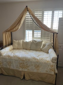 NIERMANN WEEKS METAL CANOPY DAYBED