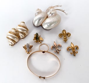 GROUPING GOLD COSTUME JEWELRY INCL. BROOCHES