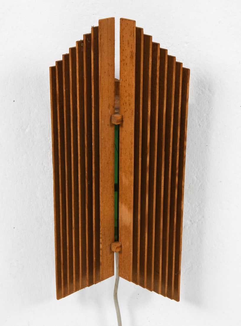 MANNER OF IB FABIANSEN PINE & GLASS WALL SCONCE: Wall sconce with pine slats and textured glass shades behind. Denmark, circa 1970s. Dimensions: H 17.5" x W 7" x D 4". Condition: Wiring untested. Minor scuffs to wood. Wear consistent with age and us