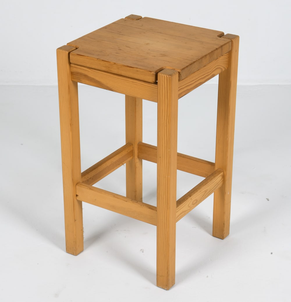 ILMARI TAPIOVAARA "HONGISTO" PINE STOOL C. 1970S: Pine stool for Laukaan Puu. Finland, circa 1970s. Dimensions: H 24.5" x W 13.75" x D 13.75". Condition: Wear consistent with age and use, including dings and rubs. EN073