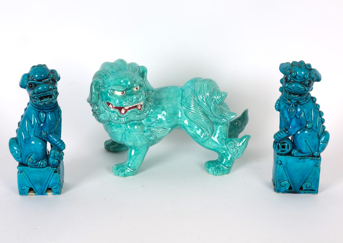 GROUPING OF CHINESE CERAMIC FOO LION STATUES (1 of 11)
