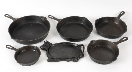 GROUPING OF VINTAGE CAST IRON COOKINGWARE