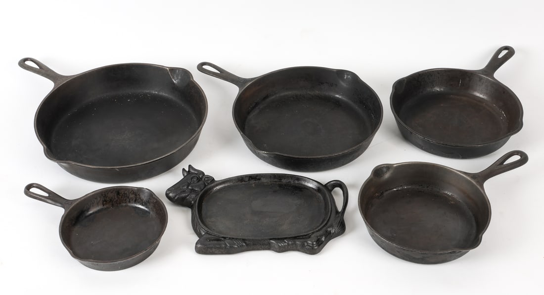 GROUPING OF VINTAGE CAST IRON COOKINGWARE (1 of 9)