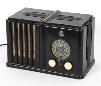 WARD'S AIRLINE ART DECO TABLETOP RADIO C. 1930S