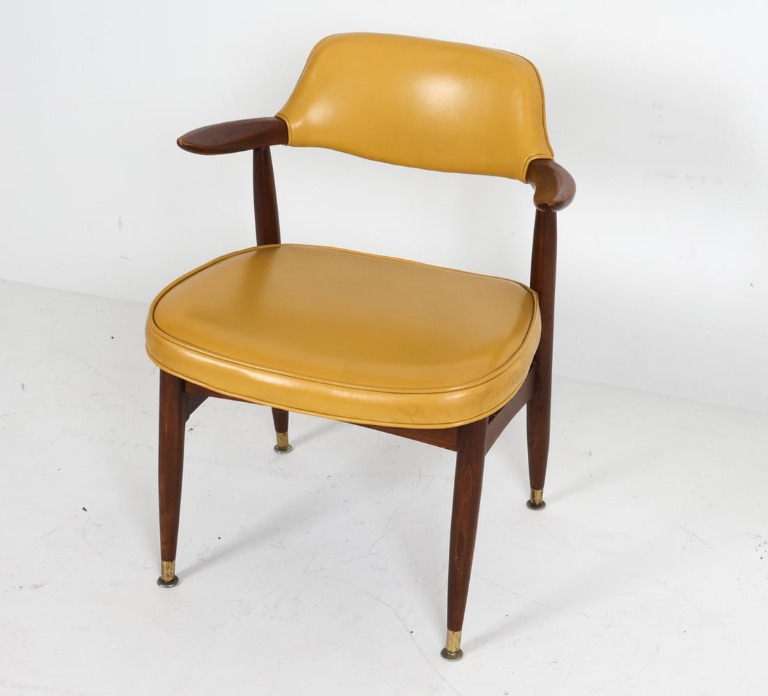 Dimensions: H 30.25" x W 23.5" x D 18.5" x SH 18". Condition: Some rubs to wood along edges. Minor