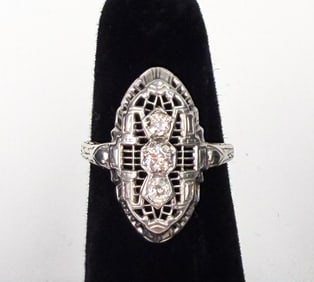 ART DECO DIAMOND & WHITE GOLD FILIGREE RING