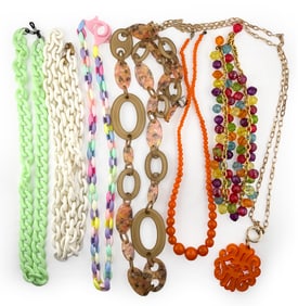 GROUPING OF VINTAGE 1970S PLASTIC COSTUME JEWELRY