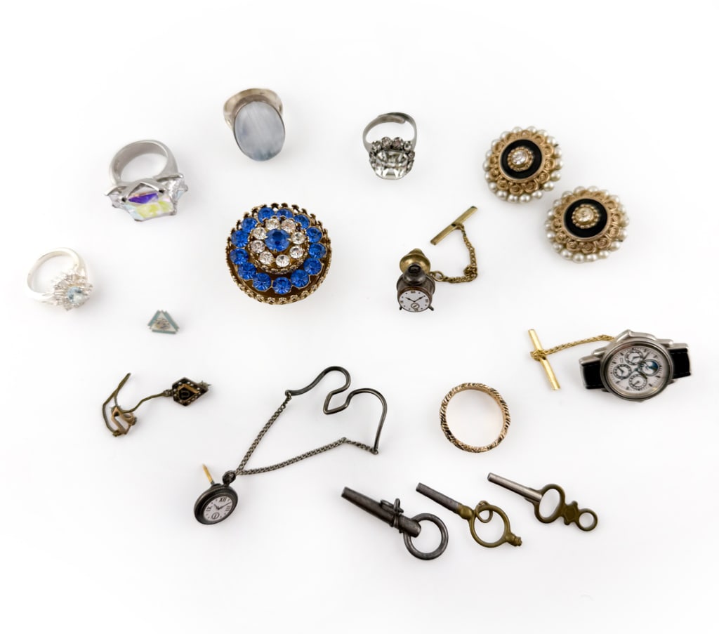 GROUPING VINTAGE COSTUME JEWELRY INCL. GOLD (1 of 8)