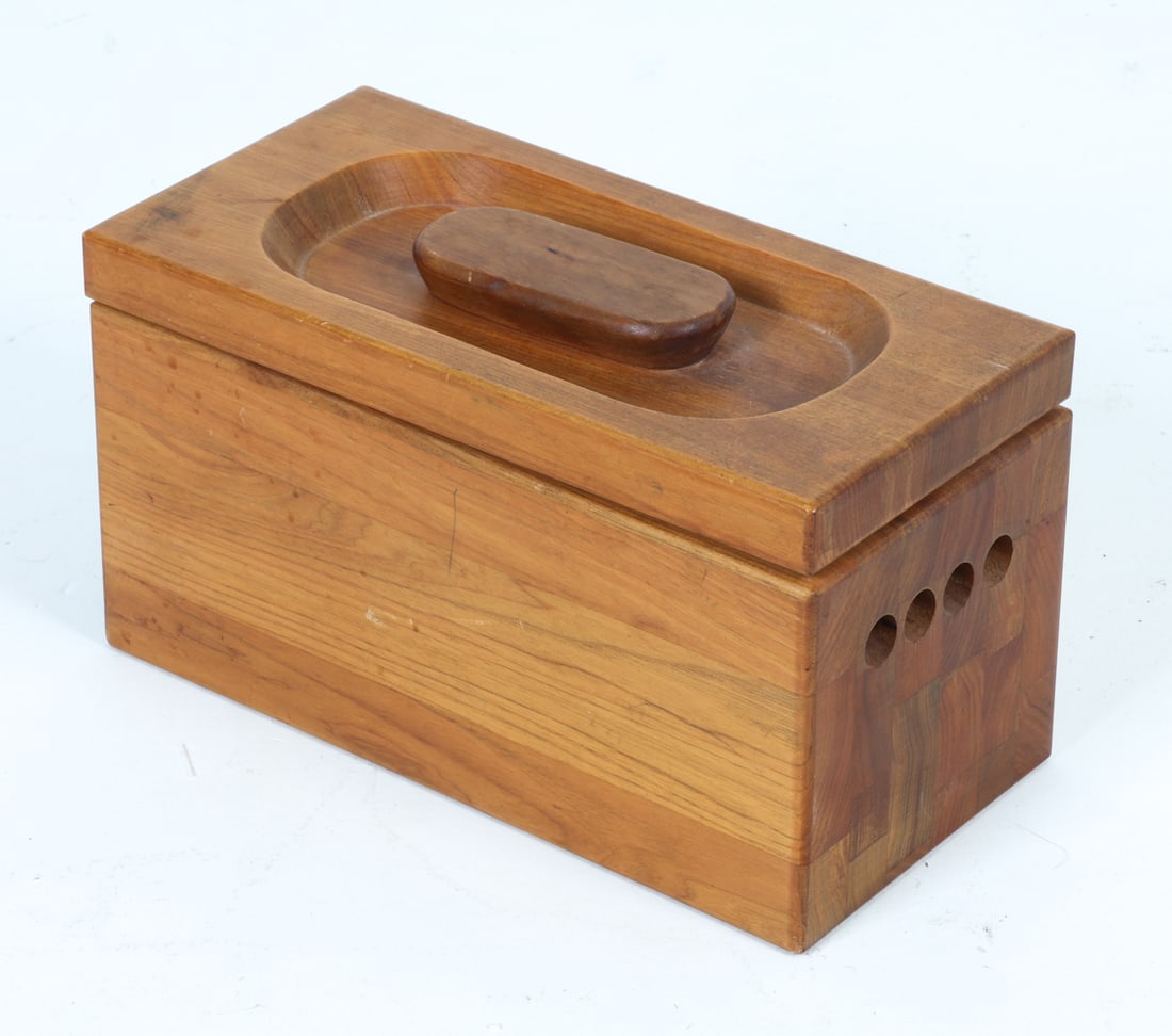 VINTAGE ADAMS DORSET VERMONT TEAK ICE BUCKET: Stamped underneath. Plastic insert inside. C. 1970s Dimensions: H 8" x W 14.25" x D 7.25". Condition: Scuffs and scratches to exterior. Wear consistent with age and use.