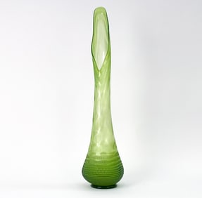 L. E. SMITH "BROKEN COLUMN" GREEN GLASS SWUNG VASE