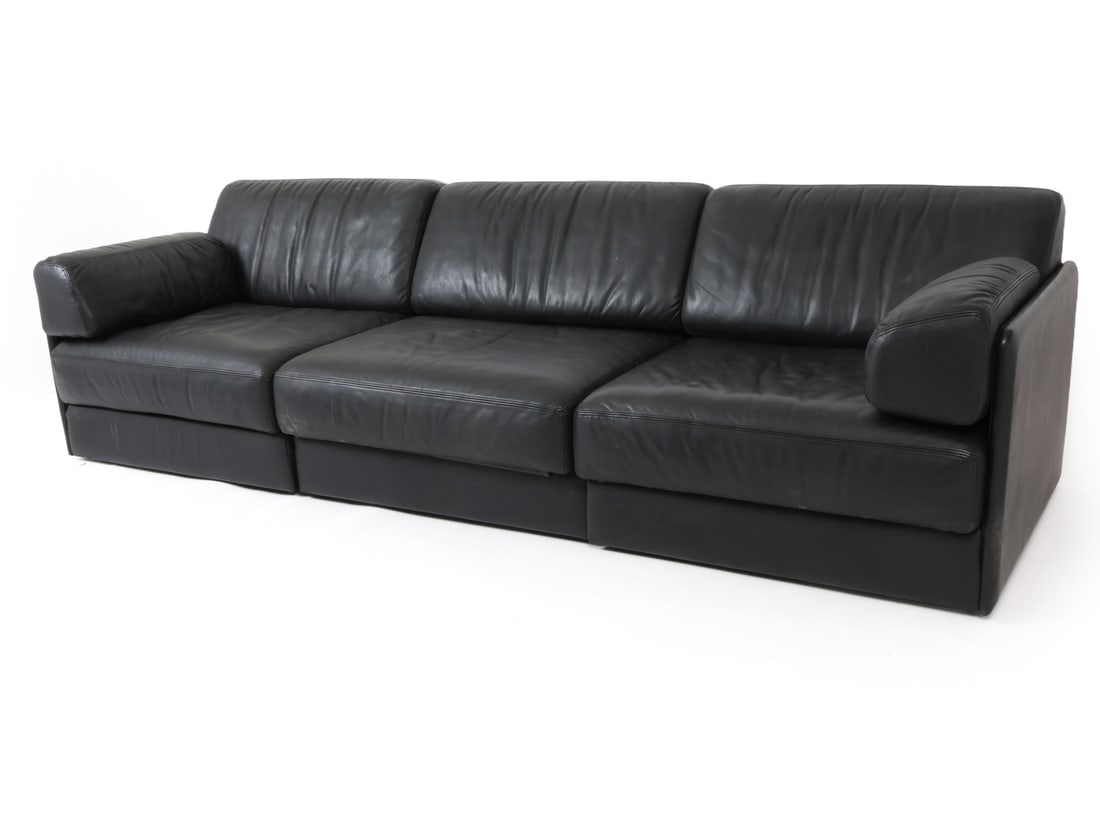 DE SEDE DS-76 SWISS LEATHER SOFA: Three modular sections leather sofa model DS-76 by De Sede. Marked "De Sede of Switzerland" on the back of the upholstery. Comes with connecting clips. Switzerland. Dimensions: H 27" x W 100" x D 25"