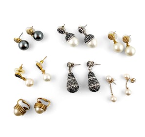 GROUPING OF EARRINGS INCLUDING PEARLS