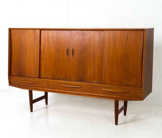 E. W. BACH STYLE DANISH TEAK SIDEBOARD C. 1960S