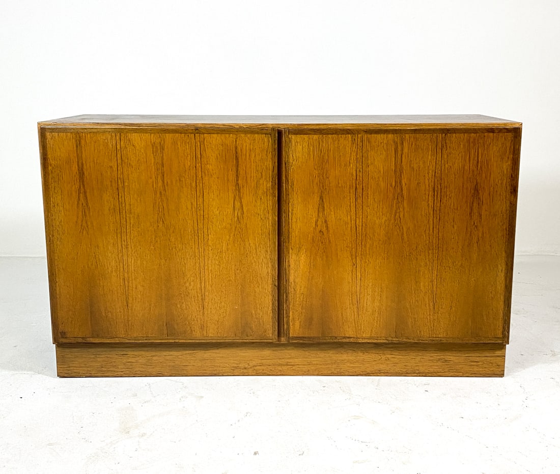 OMANN JUN MODEL 4 DANISH ROSEWOOD CABINET C. 1960S (1 of 17)