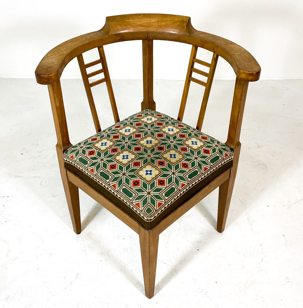 ART NOUVEAU STYLE DANISH OAK CORNER CHAIR C. 1940S (1 of 16)