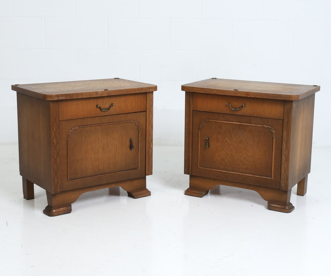 PAIR OF ART DECO GERMAN OAK NIGHTSTANDS C. 1930S (1 of 16)