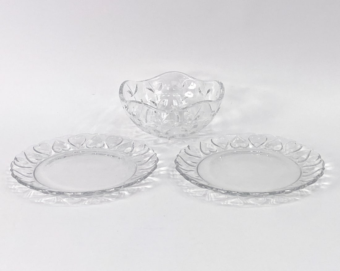 TIFFANY "FLORAL VINE & HEARTS 12" CRYSTAL GROUPING: Including two cut crystal plates and one bowl. Marked on the bottom. Dimensions (Largest) Dia 13" Condition: No issues to note.