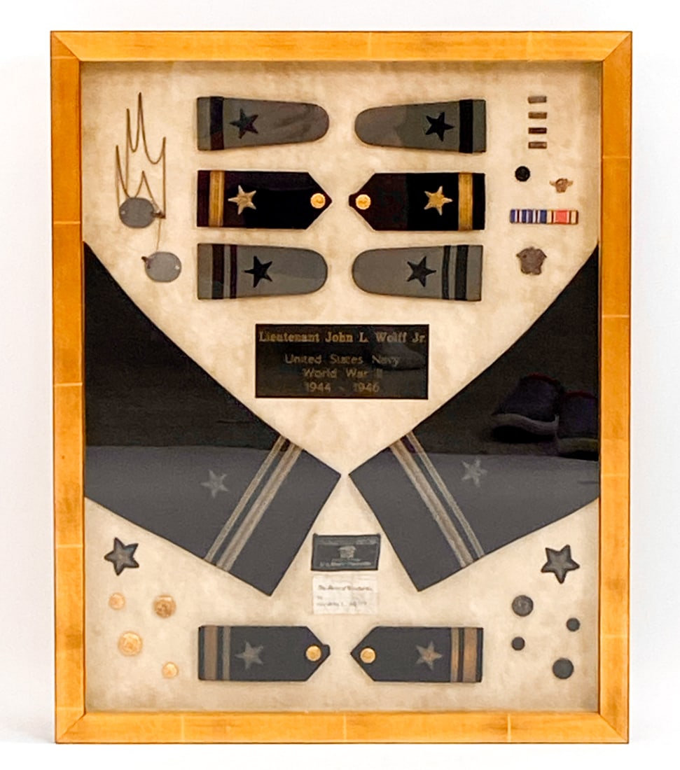 US NAVY WWII LIEUTENANT UNIFORM PRESENTATION (1 of 12)