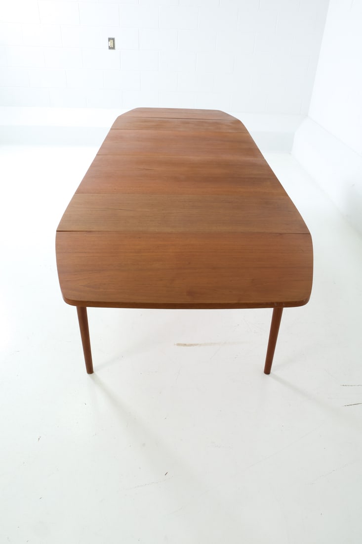 VODDER STYLE DANISH TEAK EXTENDING DINING TABLE - 6