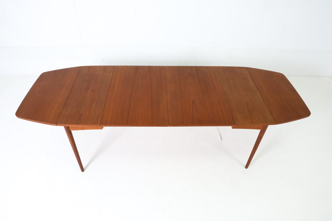VODDER STYLE DANISH TEAK EXTENDING DINING TABLE - 9