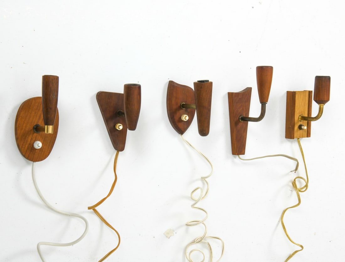 SCANDINAVIAN TEAK & BRASS WALL SCONCE GROUPING: Grouping of (5) teak wall sconces with brass elements, each sconce of a slightly different design. All unmarked. Dimensions: (Tallest) H 8" x W 2" x D 4" Condition: Not Tested, Two cut cord, Three Eur