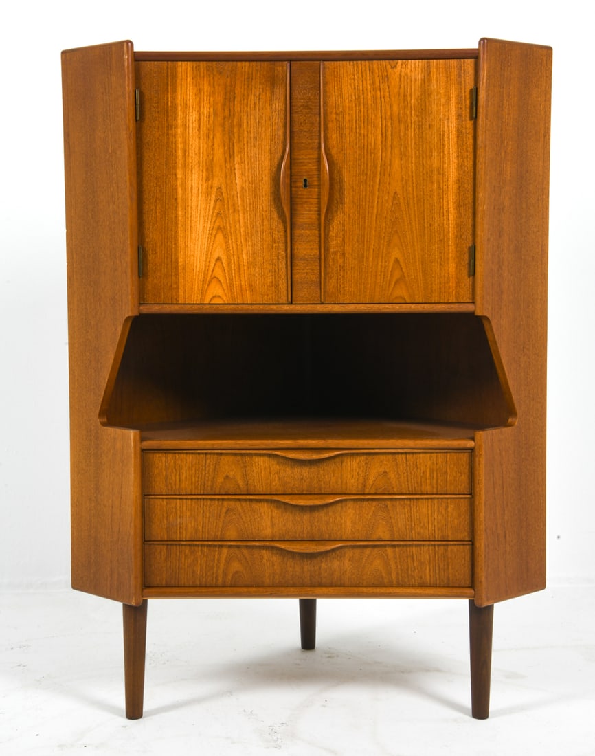 OMANN JUN DANISH TEAK CORNER CABINET C. 1970S (1 of 9)