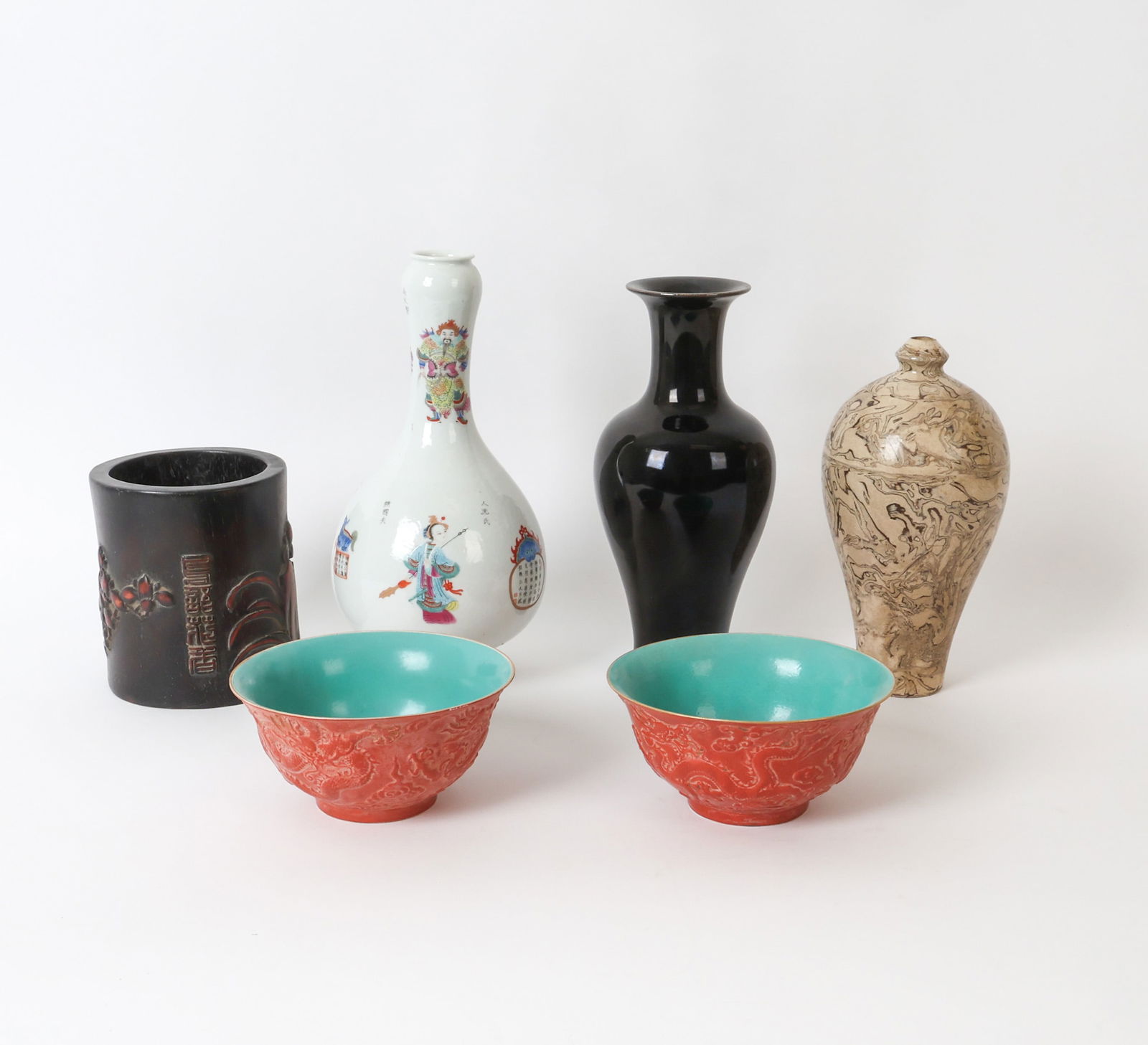 GROUPING OF CHINESE DECORATIVE PORCELAIN (1 of 1)