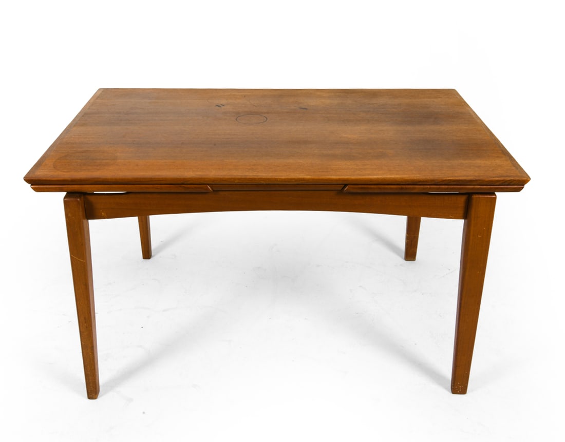 MOLLER STYLE DANISH TEAK EXPANDING DINING TABLE (1 of 1)