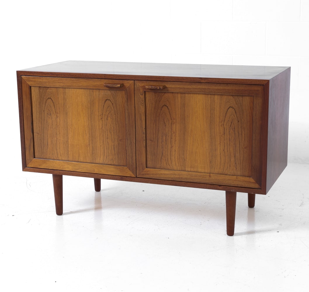 HUNDEVAD STYLE DANISH ROSEWOOD CABINET C. 1960S (1 of 18)