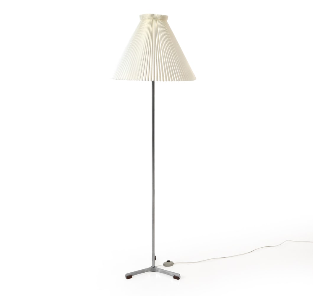 MID-CENTURY ALUMINUM & ROSEWOOD FLOOR LAMP: Aluminum floor lamp with tripod legs and rosewood feet. With a pleated shade. Apparently unmarked. Dimensions: H 64" x Dia 20" Condition: Lampshade connector broken and missing.