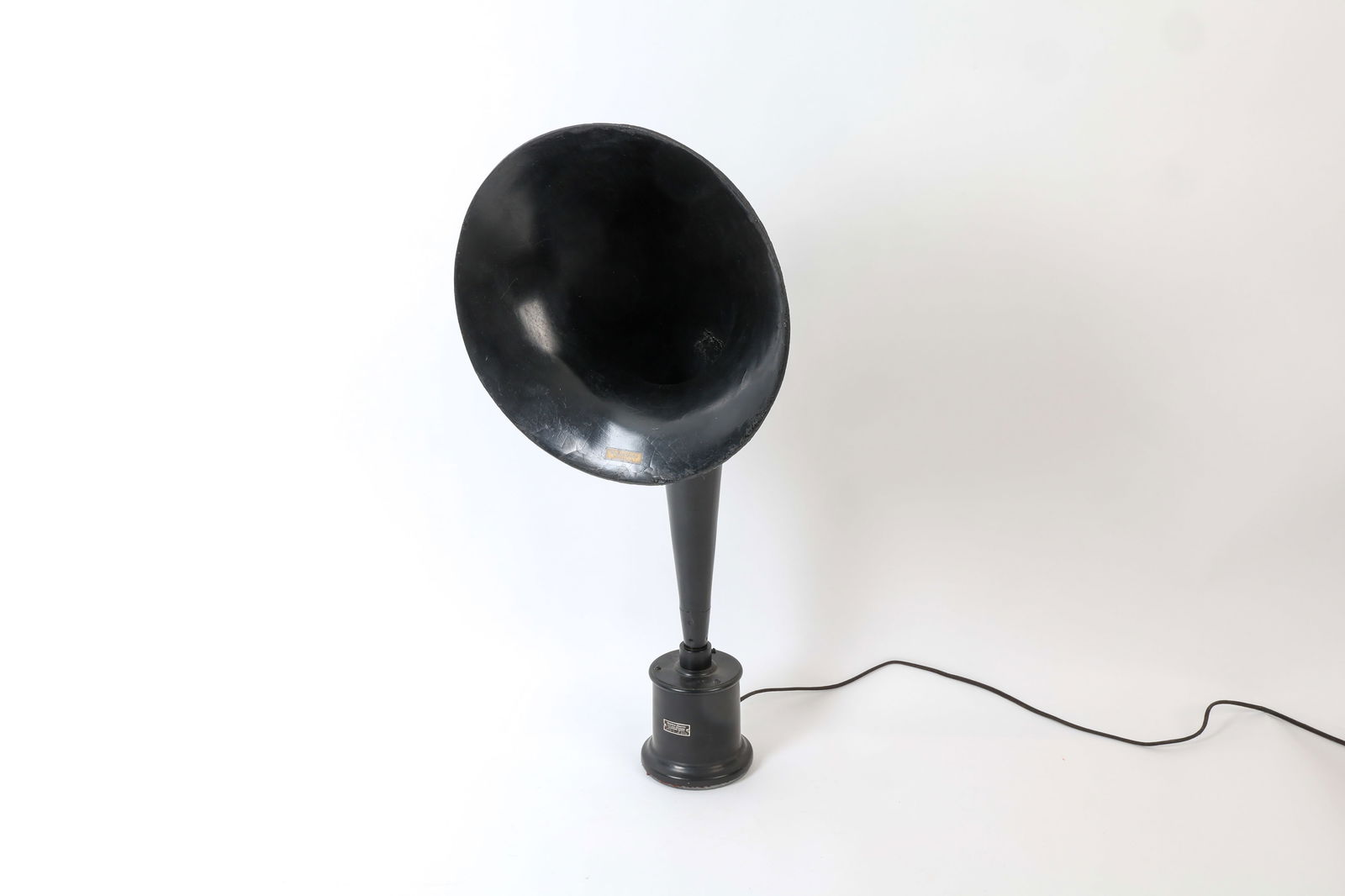 WESTERN ELECTRIC 10-D HORN SPEAKER C. 1920'S: Features a distinctive large metal horn meant to amplify sound. Marked on base. Circa 1920's. Dimensions: H 31" x W 14.5" x D 10" Condition: Not Tested. Wear consistent with age and use including rubs