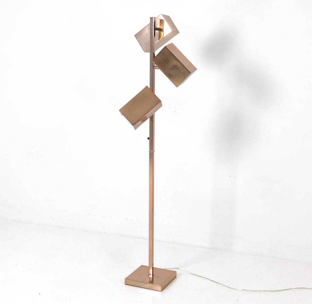 STYLE OF KOCH & LOWY AMBASSADOR METAL FLOOR LAMP: Copper-tone floor lamp with articulating and slanted edge cubes mounted on the base. Contemporary. Dimensions: H 65.75" x W 17.25" x D 10" Condition: Not tested, previously in working condition. Some