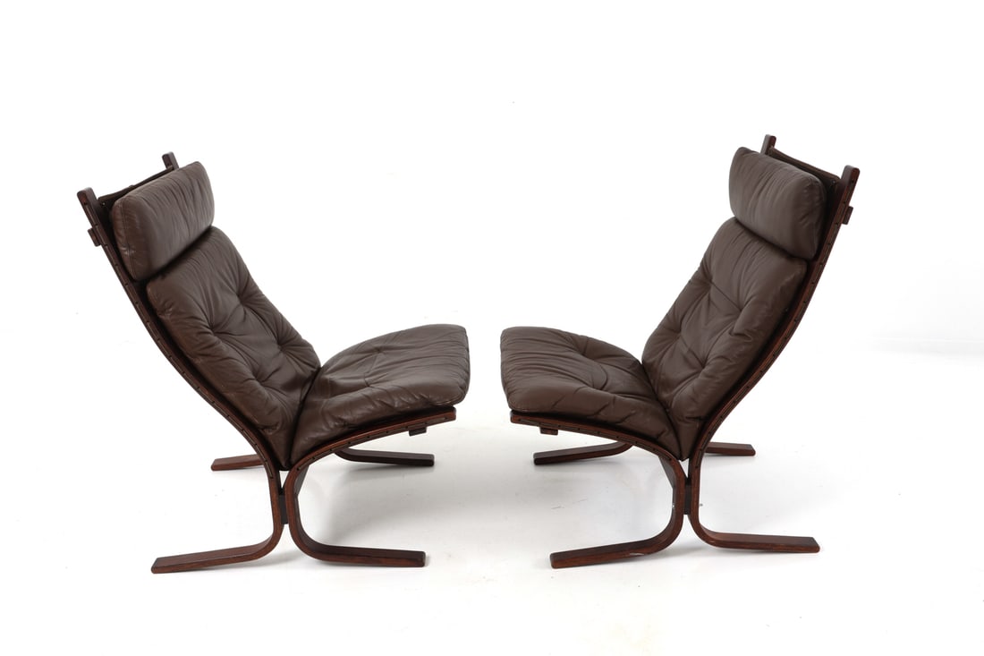 PAIR INGMAR RELLING FOR WESTNOFA "SIESTA" CHAIRS: Leather cushions and stained beech bentwood frame. Apparently unmarked. Denmark, circa 1970's. Dimensions: H 38.5" x W 24.25" x D 34" x SH 18" Condition: Wear consistent with age and use. Creasing, sc