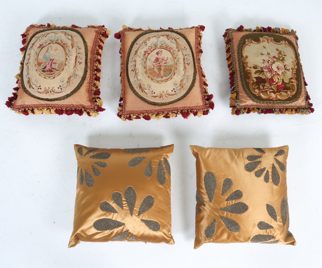 GROUPING OF DECORATIVE PILLOWS (1 of 14)