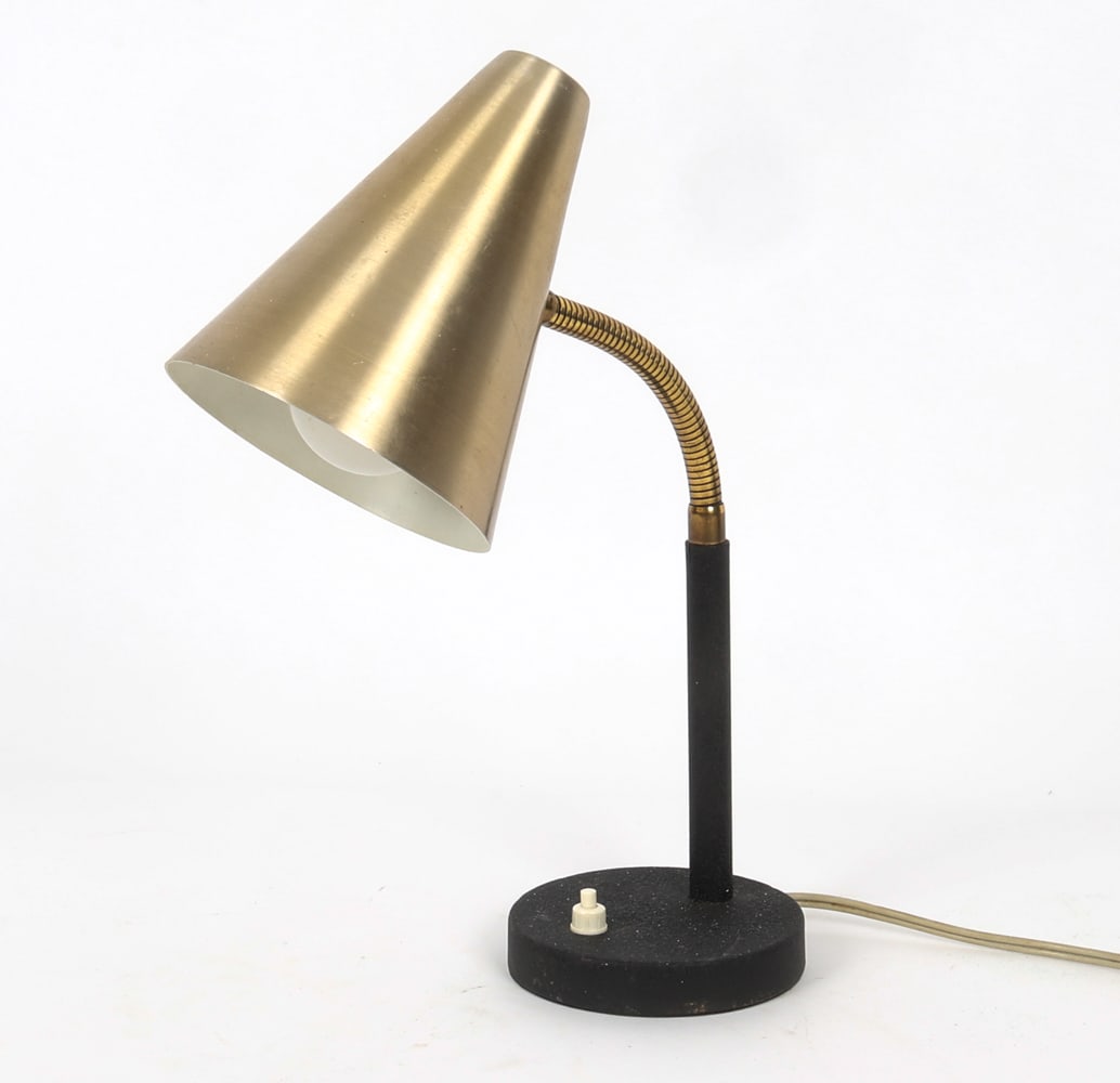 STILNOVO STYLE ITALIAN BRASS TABLE LAMP 1950S: It features an atomic-style cone shade and curved arm. Apparently unmarked. Circa 1950's. Dimensions: H 16.25" x W 4.25" x D 6.25" Condition: Not tested, Cord cut, Wear consistent with age and use.