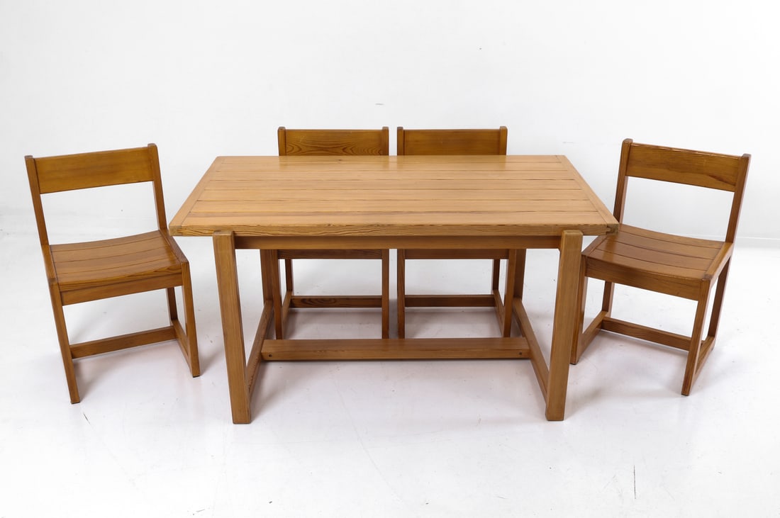 HUGO SVENSSON DUTCH PINE TABLE & (4) CHAIRS 1970S: For Bjarnums Mobelfabrik. Dining set with a table and four chairs in pine. Apparently unmarked. Netherlands, circa 1970s. Dimensions: H 28" x W 55.25" x D 35" Condition: Wear consistent with age and u