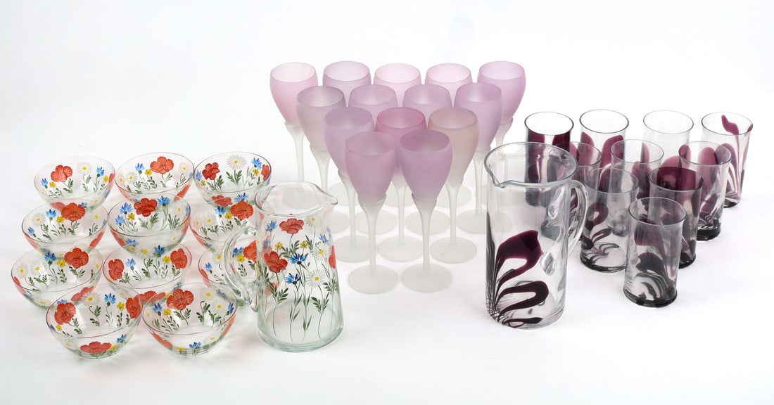 GROUPING OF DECORATIVE GLASSWARE (1 of 20)