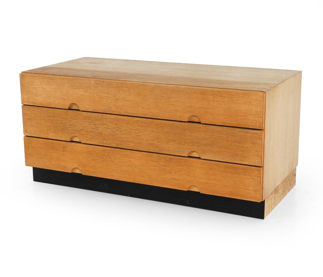 SVEN ELLEKAR FOR BRAMIN DANISH OAK CHEST C. 1960S: Oak chest of drawers designed by Sven Ellekar, as part of the System 160 by Bramin Mobler. Three drawers on a recessed black-painted base. Sculpted integrated pulls on the drawer fronts. Central