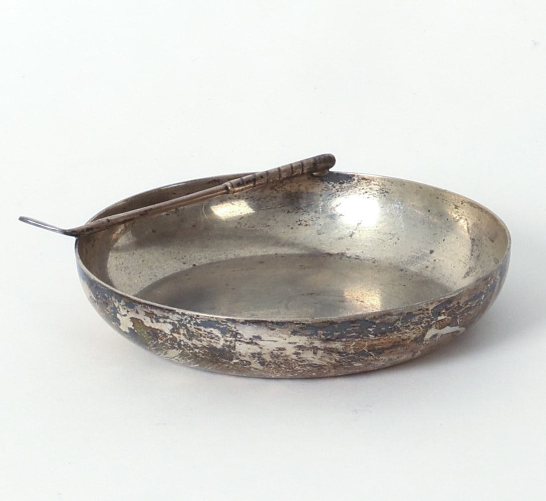 STERLING SILVER GOLF CLUB ASH TRAY: Sterling silver ash tray or dish with golf club motif. Marked underneath. Early 20th C. Total Weight: 4.180 ozt. Dimensions: Dia. 5". Condition: Scuffs, rubs, and tarnish to outer edge. Wear consisten