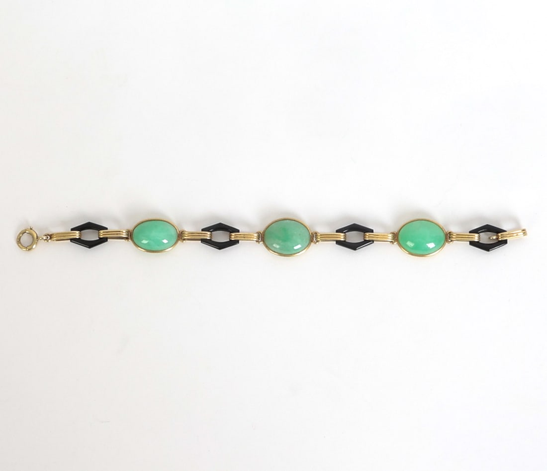 ART DECO 14K GOLD ONYX & JADE BRACELET: Bracelet featuring sections of jade and black onyx. Marked 14K to clasp. Dimensions: L 6.75". Condition: Few small scuffs. Wear consistent with age and use.