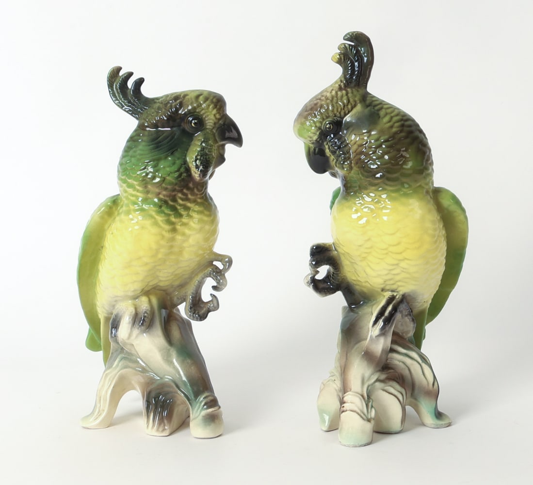 PAIR CALIFORNIA CERAMIC COCKATOO BIRDS 1940S: Two ceramic cockatoo bird figures molded by Howard Ball and produced by the Ball brothers pottery in Inglewood, CA in the 1940s. Marked '2695' under one, and 'V' under the other. Dimensions: H 11" x W