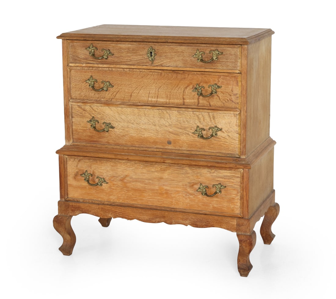 STYLE OF KJAERNULF DANISH OAK CHEST OF DRAWERS: Oak chest of drawers on curved legs and apron. Brass hardware. Denmark, circa 1970s. Dimensions: H 29" x W 26" x D 15" Condition: Lacking key. Discoloration. DA_54